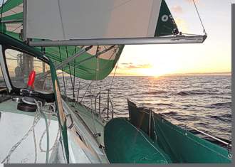 Unter Spinnaker in den Sonnenuntergang