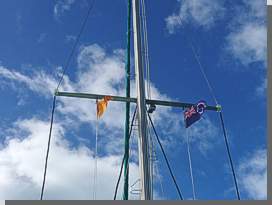 Quarantaine- und Gsteflagge an der Saling