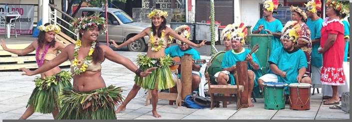 Polynesische Musiker und Tnzerinnen