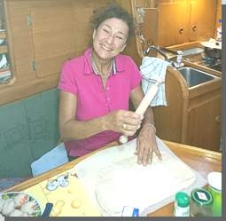 Margherita bei der Pizzateig Vorbereitung