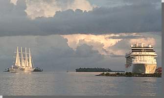 SS Wind Spirit und MS Marina in der Lagune von Raiatea