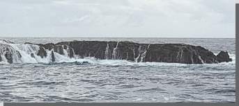Tonga, berschwemmte Felsen im Ozean